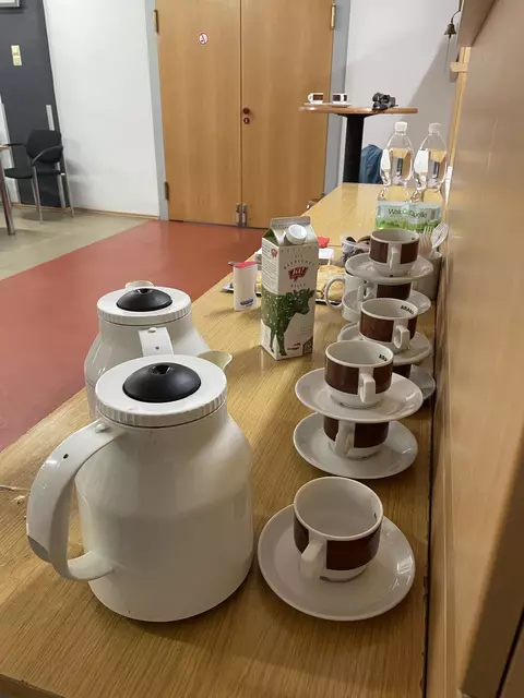 Einen Kaffee trinken, während die Freiwilligen vom Reparaturcafé sich um das defekte Teil kümmern. | Foto: sg