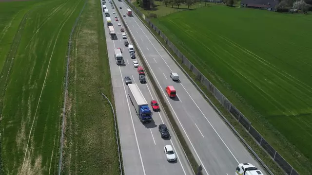 Zwei Fahrzeuge wurden bei einem Crash auf der A1 Westautobahn bei Eberstalzell schwer beschädigt. | Foto: laumat.at