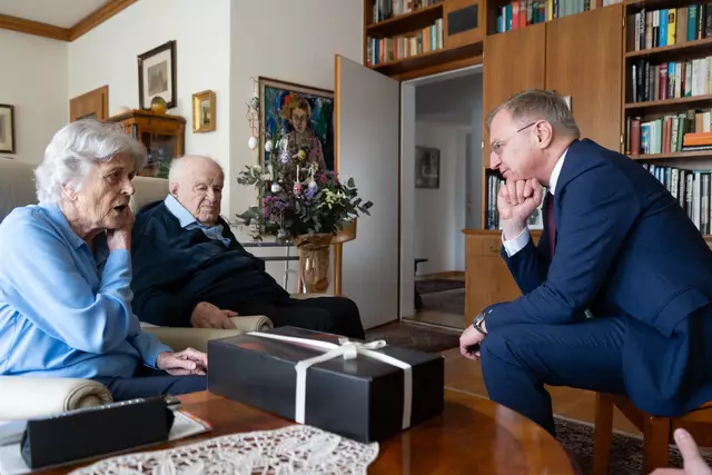 Jubilar Josef Ratzenböck (Mitte) mit seiner Gattin Anneliese und Landeshauptmann Thomas Stelzer.  | Foto: OÖVP