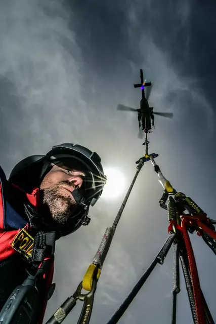 Roland Groll am Hubschrauber. | Foto: LPD-NÖ/Höller