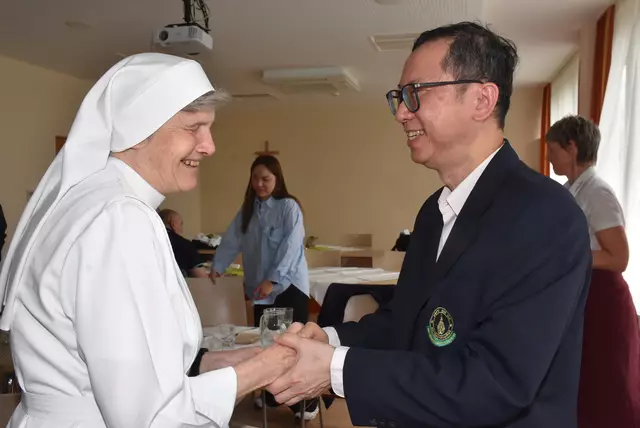 Eine hochkarätige Delegation mit Spitzen-Medizinern aus Thailand - Mahidol University Bangkok - interessierte sich für das Curhaus Bad Kreuzen. Links Ulrike Hausleitner. Rechts  Professor Dr. Pravit Akaresereenont, Thialand. Schwester Oberin Christine Reichl mit  | Foto: Robert Zinterhof