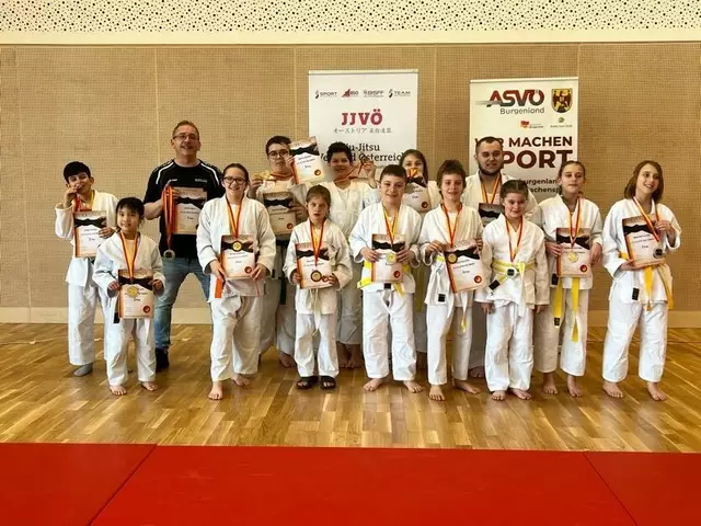 Ohne Fleiß kein Preis: Der Jiu Jitsu-Club „DOJO“ Parndorf präsentiert die Ausbeute. | Foto: Ing. Klaus Lippert