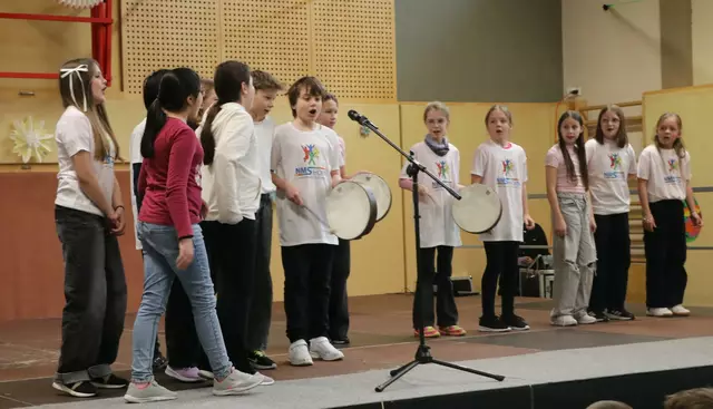Den Auftakt machte die Schulband, die mit einem beschwingten Auftritt die Stimmung anheizte. | Foto: MS Horn