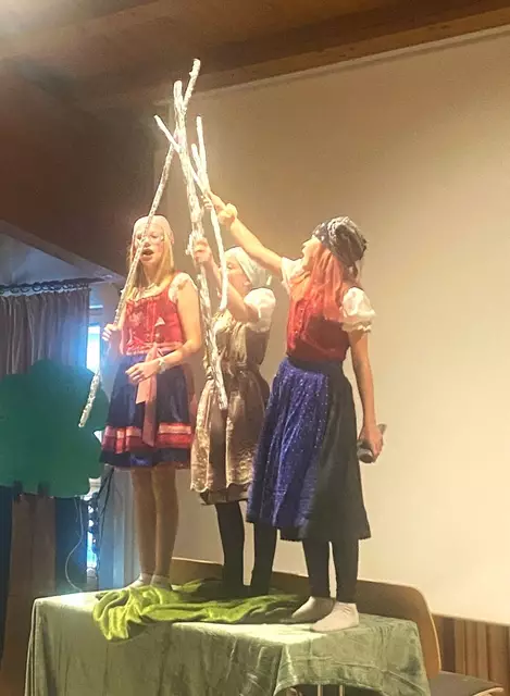 Sprachliche Genauigkeit, gute Requisiten und
viel Emotionalität – so präsentierten sich die Zweitklässler der MS. Hopfgarten dem Publikum | Foto: MS Hopfgarten