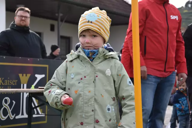 Der kleine Maxi ist konzentriert beim Eierlauf | Foto: Michaela Müller