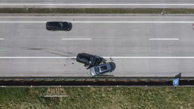 Zwei Fahrzeuge wurden bei einem Crash auf der A1 Westautobahn bei Eberstalzell schwer beschädigt. | Foto: laumat.at