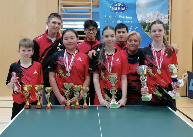 Medaillen und Pokale: Da strahlten die Mitglieder der Völser Nachwuchstruppe um die Wette. | Foto: privat