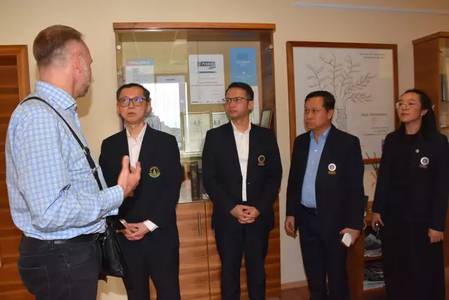 Eine hochkarätige Delegation mit Spitzen-Medizinern aus Thailand - Mahidol University Bangkok - interessierte sich für das Curhaus Bad Kreuzen.  | Foto: Robert Zinterhof