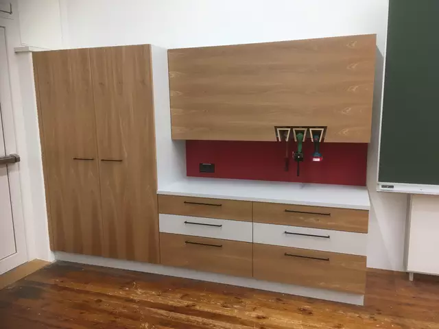 Die Werkstattschränke wurden vor Ort erklärt und bestaunt. | Foto: TFBS Holztechnik Absam