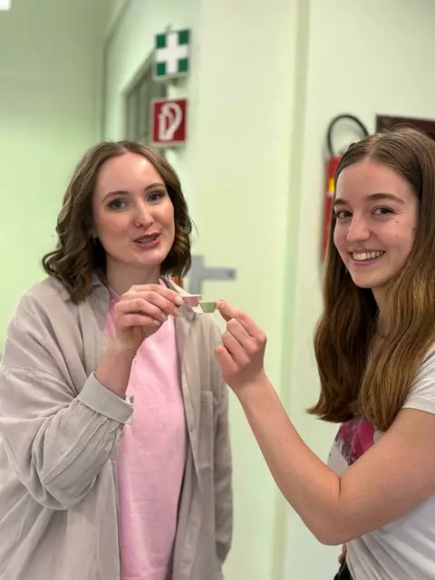 Fertig ist er, die Daisy-Tasse als Schlüsselanhänger