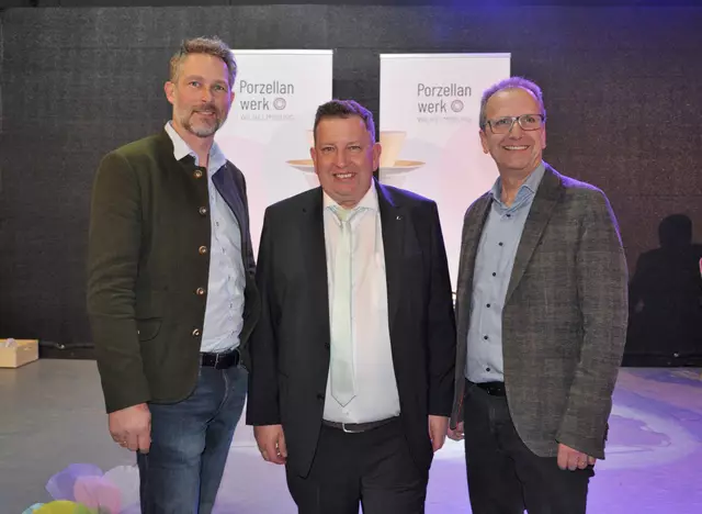 Matthias Sumetsberger (Innungsmeister NÖ) und Bundesinnungsmeister Andreas Höller gratulierten Manfred Schönleitner zum „neuen Original“ | Foto: textART