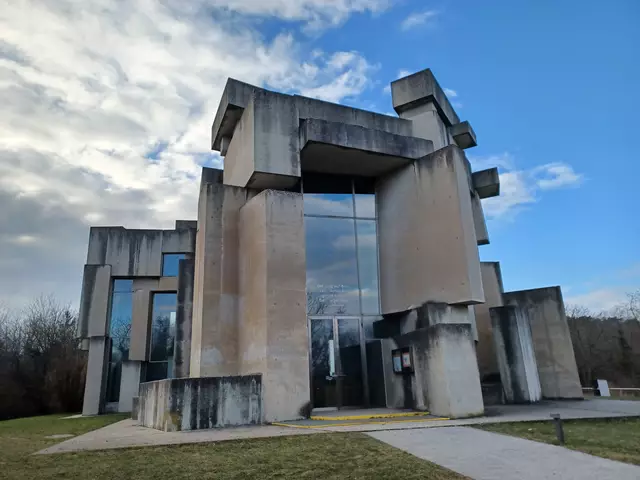 Die Wotrubakirche in Liesing entstand nach den Plänen des Bildhauers Fritz Wotruba.  | Foto: Lisa Kammann