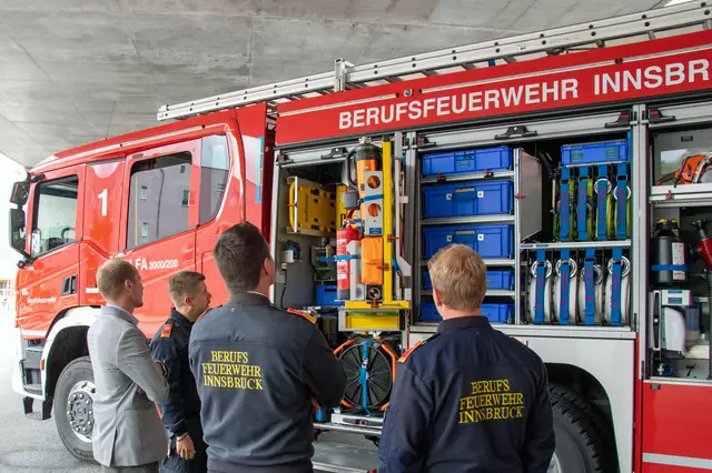 Die Innsbrucker Feuerwehrleute werden von speziellen Einsatzfahrzeugen dorthin gebracht, wo sie gebraucht werden. (Im Bild v.l.n.r.: Bürgermeister Johannes Anzengruber, Offizier Marco Eller, Branddirektor Helmut Hager und Offizier Manuel Schieferle) | Foto: IKM/Bär