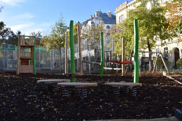 Für die Kinder gibt es im Schubertpark neue Klettermöglichkeiten und Hüpfplatten. | Foto: BV18