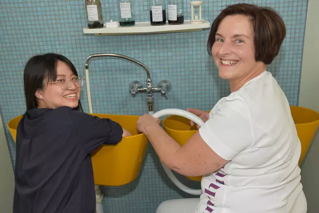 Eine hochkarätige Delegation mit Spitzen-Medizinern aus Thailand - Mahidol University Bangkok - interessierte sich für das Curhaus Bad Kreuzen. Rechts Martina Furtlehner, Therapieleitung Curhaus Bad Kreuzen mit einer Ärztin aus Thailand beim Wechsel-Armbad. | Foto: Robert Zinterhof