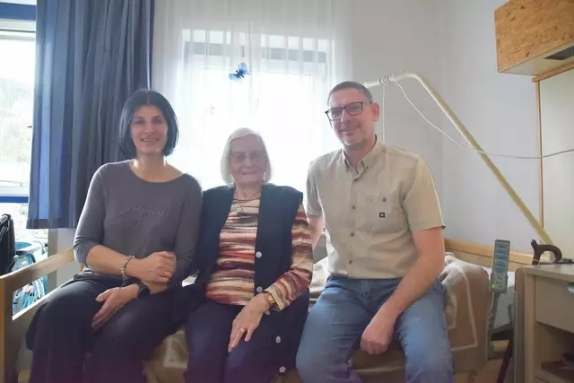 Die 95-jährige Gertraud Allabauer aus Gaming (M.) fühlt sich bei Michaela Hahn und Norbert Loschko im Pflege- und Betreuungszentrum in Scheibbs gut aufgehoben. | Foto: Roland Mayr/MeinBezirk Scheibbs