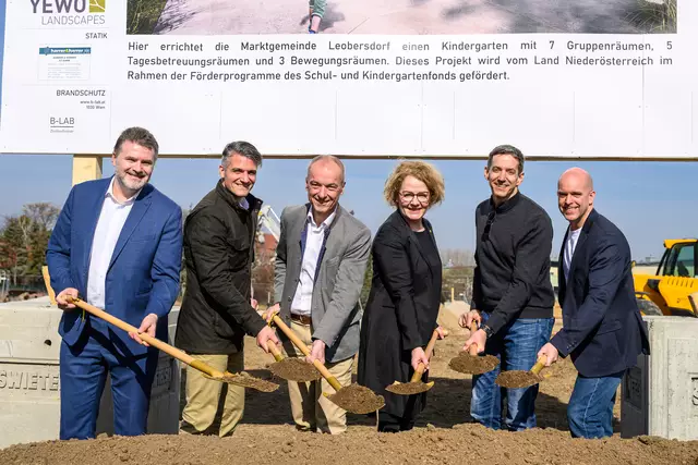 Spatenstich in Leobersdorf: Gemeinderat Hermann Weiszbart, Geschäftsführender Gemeinderat Harald Pisarik, Bürgermeister Andreas Ramharter, Familien-Landesrätin Christiane Teschl-Hofmeister, Architekt Christoph Janauschek (g.o.y.a. Architekten), Gemeinderat Peter Bosezky. | Foto: Gregor Nesvadba