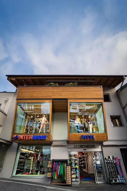 Das Sporthaus Pittl im Dorfzentrum wird vorläufig zu einem Outlet und dann geschlossen. | Foto: Sporthaus Pittl
