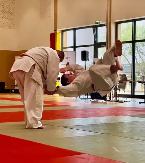 Die Athletinnen und Athleten werden vor den wachsamen Augen der Kampfrichter bewertet. | Foto: Ing. Klaus Lippert
