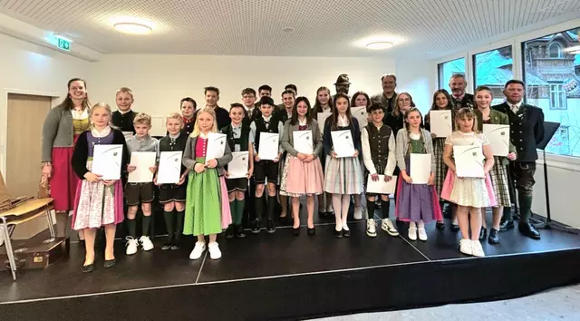 Sie haben es geschafft: Zahlreiche Kinder und Jugendliche aus dem Ausseerland meisterten die Prüfungen für das Jungmusiker-Leistungsabzeichen. | Foto: Blasmusikbezirk Bad Aussee