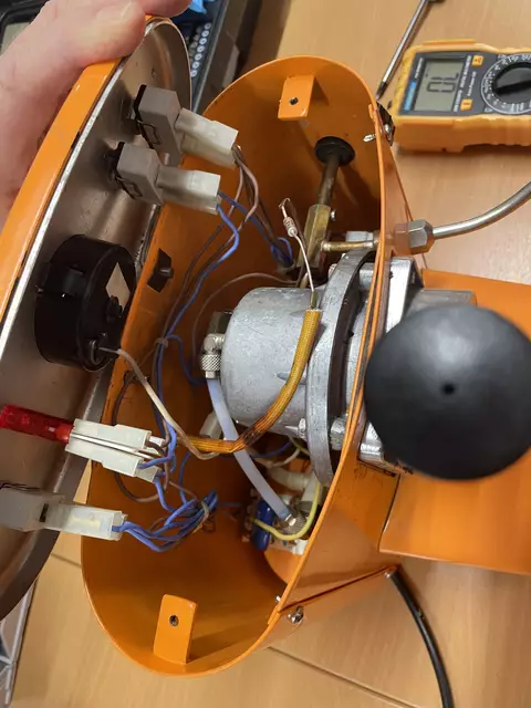 Eine Kaffeemaschine wird auseinandergenommen und repariert. | Foto: sg