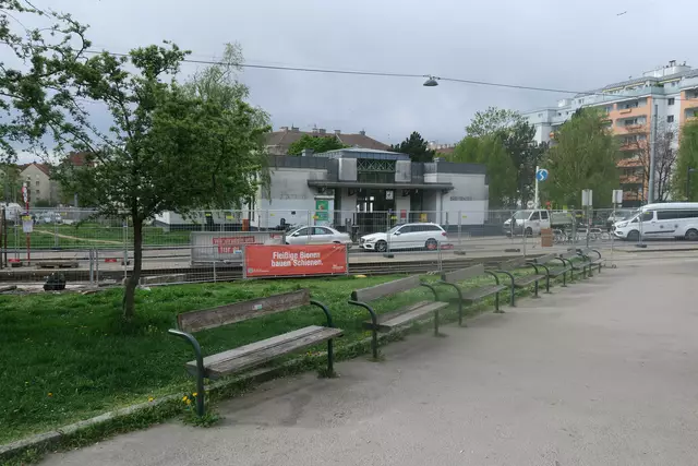 Der Vorplatz der S-Bahnstation "Breitensee" ist mittlerweile in die Jahre gekommen. Schon bald entsteht hier ein noch größerer Aufenthaltsort. | Foto: Patricia Hillinger/MeinBezirk