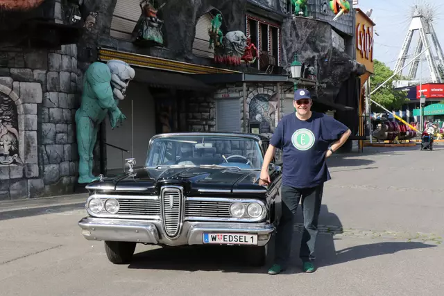 Roland Heckl mit seinem ganzen Stolz, dem Edsl Ranger aus 1959.  | Foto: Oskar Benisch