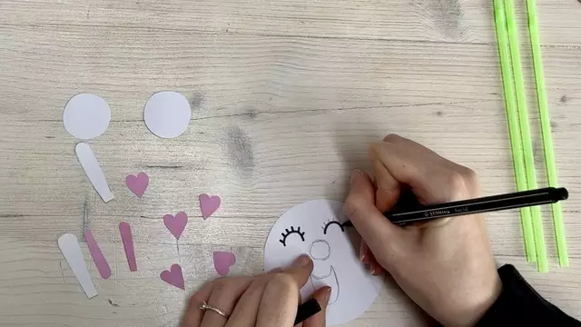 Anschließend schneidest du sowohl aus dem weißen als auch aus dem rosa Papier die Ohren des Häschens aus. Diese kannst du dir ebenfalls vorab vormalen. Schneide auch kleine Herzen aus dem rosa Papier aus, damit du später dein Häschen verzieren kannst. | Foto: MeinBezirk Salzburg/nvp/ckz