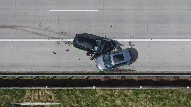 Zwei Fahrzeuge wurden bei einem Crash auf der A1 Westautobahn bei Eberstalzell schwer beschädigt. | Foto: laumat.at