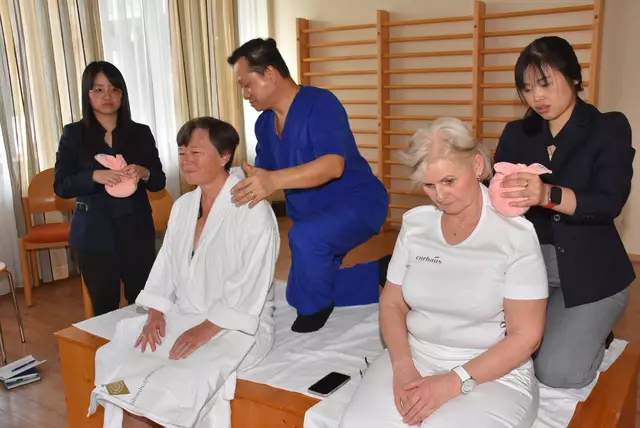Eine hochkarätige Delegation mit Spitzen-Medizinern aus Thailand - Mahidol University Bangkok - interessierte sich für das Curhaus Bad Kreuzen.  | Foto: Robert Zinterhof