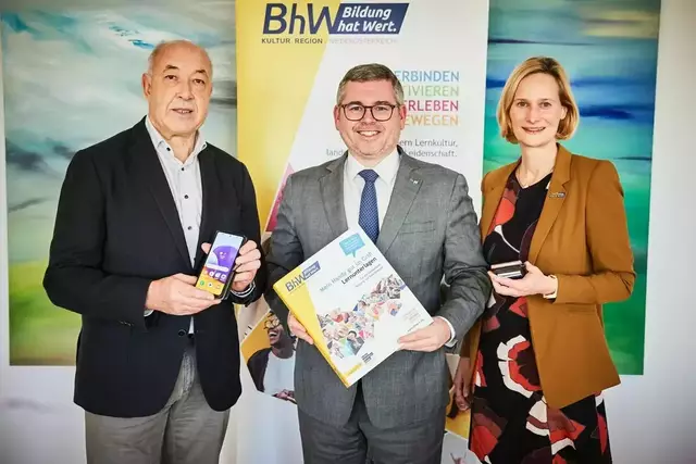 Die "Smartphone-Mappe": Der Scheibbser Bildungswerk-Leiter Franz Raab mit Landesrat Ludwig Schleritzko und BhW-Geschäftsführerin Therese Reinel | Foto: Franz Gleiß