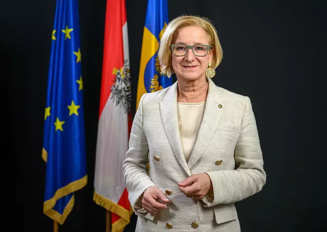 Beim Festakt zum 80-jährigen Bestehen des NÖAAB bedankt sich Mikl-Leitner bei allen, die sich für arbeitende Menschen einsetzen. | Foto: NLK Burchhart