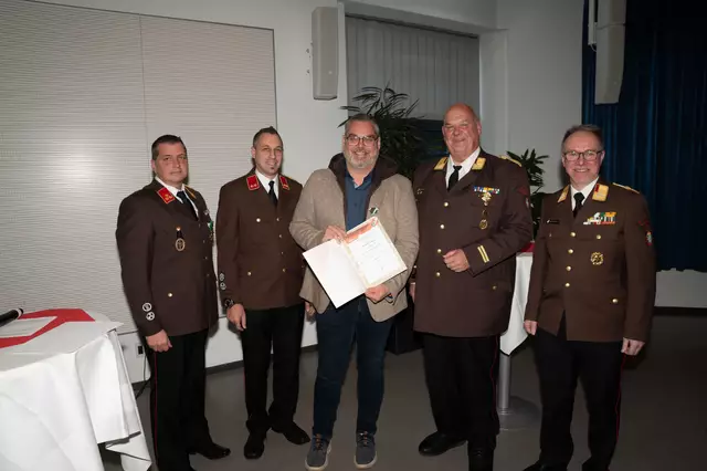 Ehrung von Wolfgang Ricko mit der Medaillie für verdienstvolle Zusammenarbeit. Im Bild: Gregor Reissner, Manuel Razloznik, Wolfgang Ricko, Alfred Reinwald und Johann Diethart (v. l.)
 | Foto: Bernd Strohhäussl 