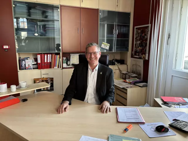 Georg Papai (SPÖ) ist Bezirksvorsteher von Floridsdorf – und will das auch bleiben. | Foto: Luise Schmid/MeinBezirk