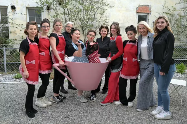 Wilhelmsburgs Haarkünstlerin Bettina Kuchar (2.v.re.) war gemeinsam mit Elisabeth Thallauer (ganz rechts) für den perfekt passenden 60er-Style aller Catering-Mitarbeiterinnen des „Flesh-Teams“ verantwortlich. | Foto: textART