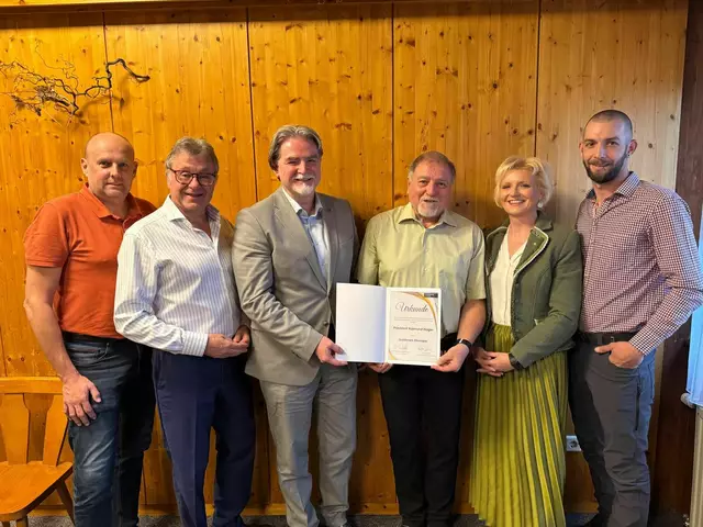 Raimund Hager erhielt den Goldenen Ehrenpin des ÖAAB. | Foto: Elke Hofbauer
