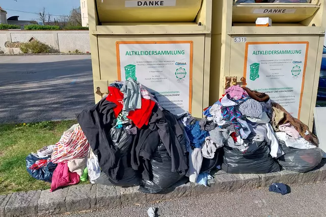 Muss das sein? Spenden liegen in der Wiese. | Foto: privat
