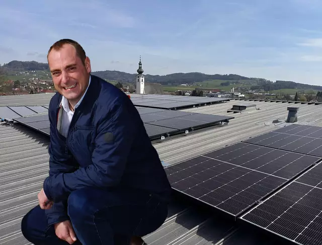 Bürgermeister Weber freut sich über die neuen PV-Anlagen.  | Foto: Marktgemeinde Frankenburg