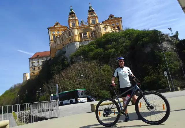 Auf einem Felsen ober mir thront das weltberühmte Barockstift.