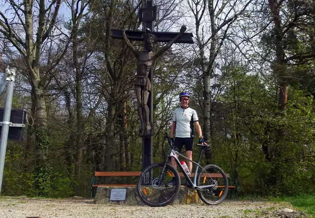 Beim Gipfelkreuz auf der Thallinger Höhe