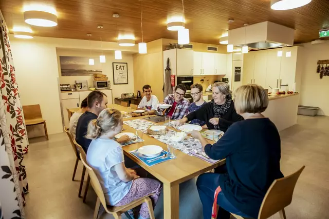 Eine von sechs Wohngruppen – von 2012 bis 2017 wurde der Campus komplett renoviert und modernisiert, da die Wohnmöglichkeiten einfach nicht mehr zeitgemäß waren. | Foto: Oberrain anderskompetent