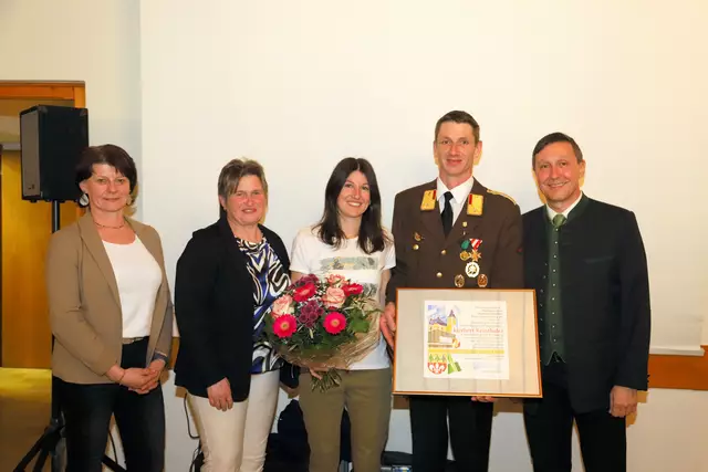 v.l.n.r. Amtsleiterin Maria Haas, Vizebürgermeisterin Hedwig Lindorfer, Jasmin Hofer, Herbert Reinthaler, Bürgermeister Harald Haselmayr | Foto: Gemeinde NWK