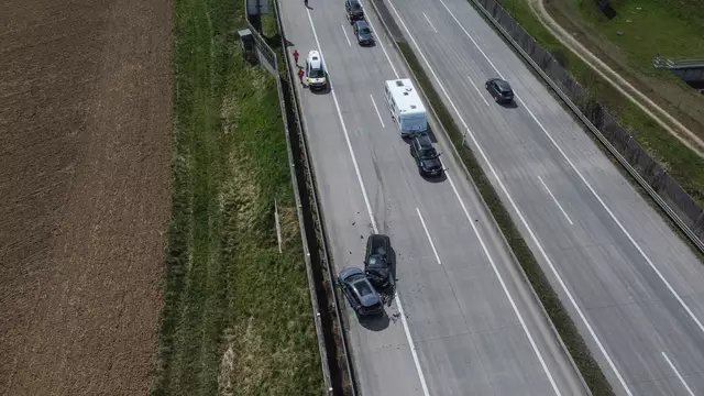 Zwei Fahrzeuge wurden bei einem Crash auf der A1 Westautobahn bei Eberstalzell schwer beschädigt. | Foto: laumat.at