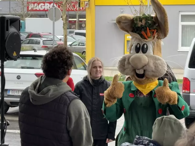 ORF Osterhase "Stupsi" besuchte den Eurospar in Gleisdorf. | Foto: MeinBezirk/Hofmüller