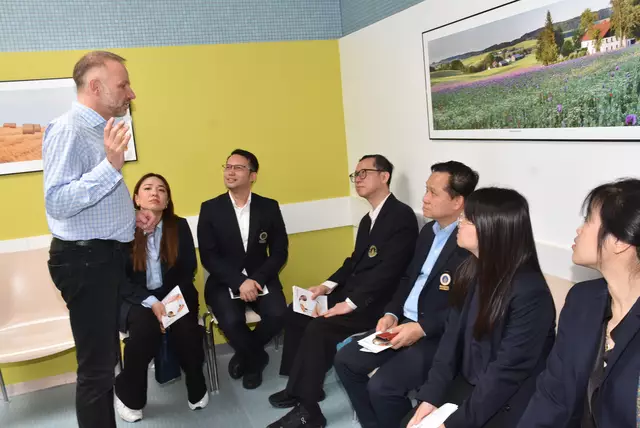 Eine hochkarätige Delegation mit Spitzen-Medizinern aus Thailand - Mahidol University Bangkok - interessierte sich für das Curhaus Bad Kreuzen.  | Foto: Robert Zinterhof