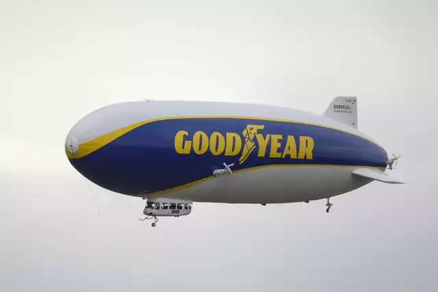 Der gigantische "Goodyear-Zeppelin" aus Friedrichshafen machte nach drei Jahren wieder Halt am Welser Flughafen und zog bei seinem Landemanöver viele Blicke auf sich. | Foto: laumat.at