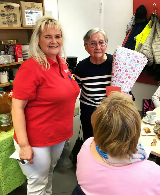 Titelfoto Wienerwald/Neulengbach: Christine Grünberg feierte ihren 80. Geburtstag! Sie nahm Gratulationen und Geschenke freudig entgegen. Volkshilfe-Stützpunktleiterin Christine Hofbauer gratulierte.  | Foto: Volkshilfe
