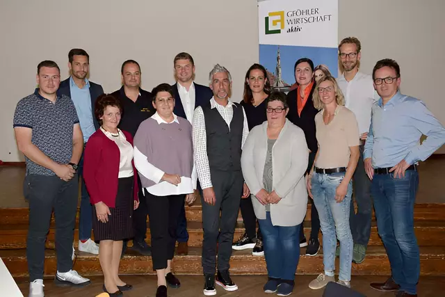 Das neue Team der Gföhler Wirtschaft Aktiv: Obmann: Richard Reiter, Obmstv.: Ulrike Huber, Schriftführer: Monika Knödlstorfer, Stv.: Peter Maurer, Kassier: Claudia Ulrich, Stv.: Eva Wimmer. 
Beisitzer: Thomas Berger, Markus Binder, Georg Braun, Othmar Gafgo, Andrea Meixner, Bernhard Stastny.
Günter Szing wurde zum Ehrenmitglied für seine langjährigen Tätigkeiten ernannt.  | Foto: Gföhler Wirtschaft