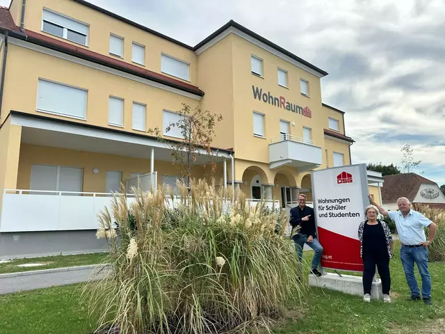 Der "WohnRaum Pinkafeld" beherbergt nun Studierende aus sieben Nationen. Bei der Besichtigung des Projekts: OSG-Obmann Alfred Kollar, Leiterin Andrea Liebmann und Bauleiter Andreas Fressner | Foto: OSG