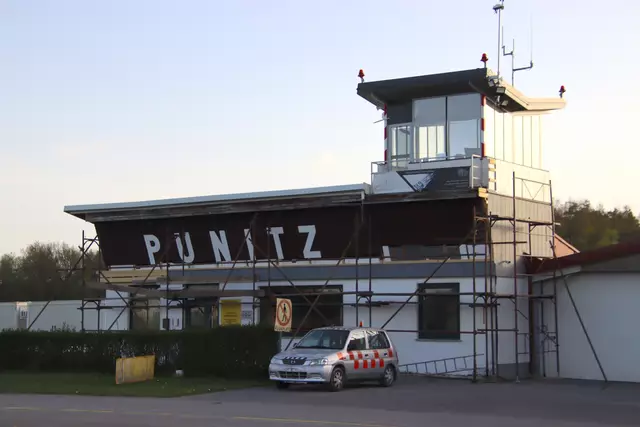 Das Klubhaus mit dem Tower bekommt neue Fenster. | Foto: Martin Wurglits